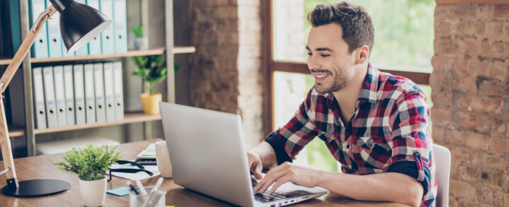 smiley-guy-on-laptop
