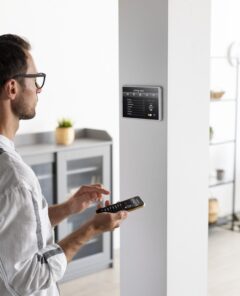persona-que-usa-un-telefono-inteligente-en-su-hogar-automatizado