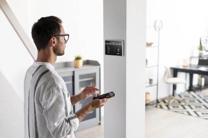 persona-que-usa-un-telefono-inteligente-en-su-hogar-automatizado