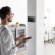 persona-que-usa-un-telefono-inteligente-en-su-hogar-automatizado