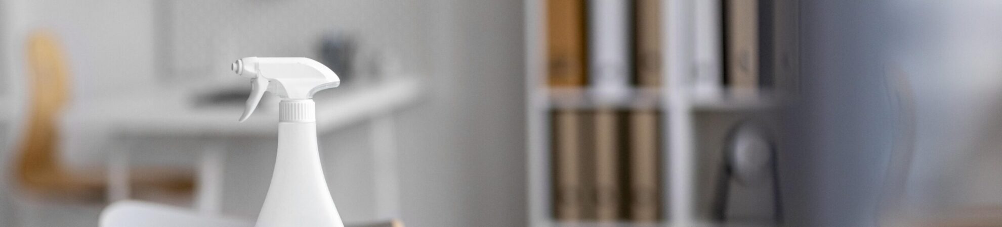 disposicion-de-productos-desinfectantes-en-un-escritorio