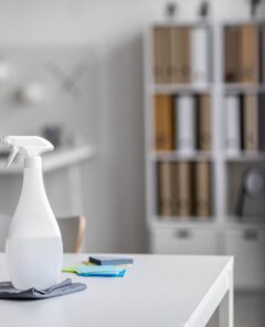 disposicion-de-productos-desinfectantes-en-un-escritorio
