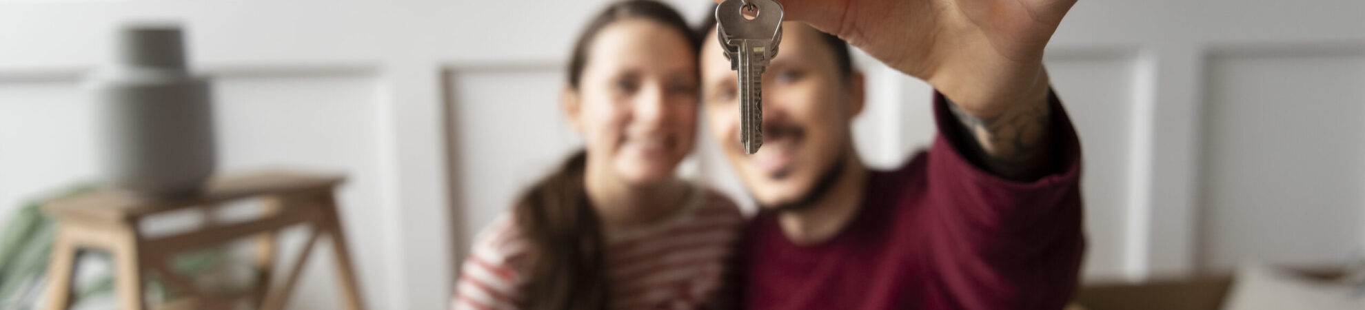 pareja-joven-mudandose-una-nueva-casa