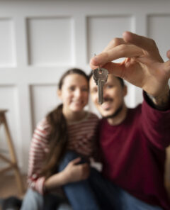 pareja-joven-mudandose-una-nueva-casa