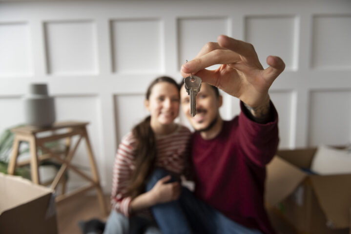 pareja-joven-mudandose-una-nueva-casa