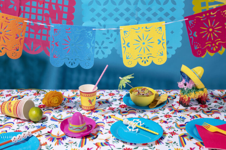 hermosa-decoracion-de-fiesta-mexicana-con-comida
