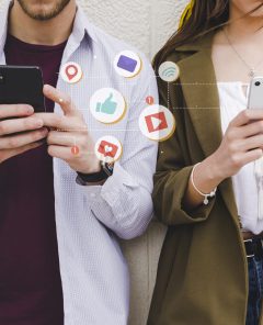 iconos-de-notificacion-movil-entre-hombre-y-mujer-usando-telefono-celular