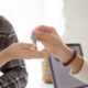 pareja-recibiendo-las-llaves-de-la-nueva-casa-concepto-de-oferta-inmobiliaria (1)